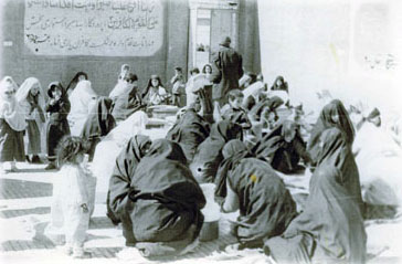 بیش از یک دهه انقلابی گری/ از راهپیمایی های ضد رژیم پهلوی تا فعالیت در پشت جبهه های دفاع مقدس بیش از یک دهه انقلابی گری/ از راهپیمایی های ضد رژیم پهلوی تا فعالیت در پشت جبهه های دفاع مقدس