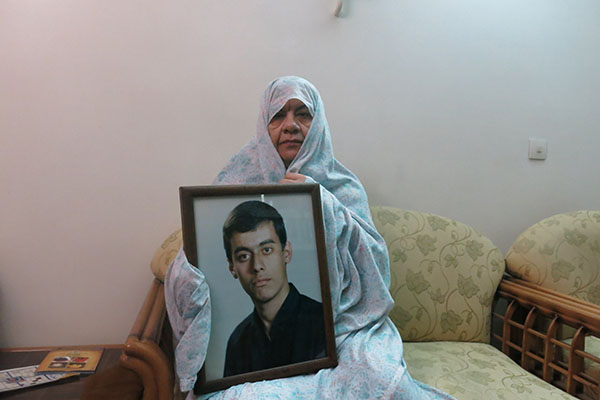 شهیدی که حجله شهدا را میساخت/ تنها یک گلدان از او به یادگار ماند شهیدی که حجله شهدا را میساخت/ تنها یک گلدان از او به یادگار ماند
