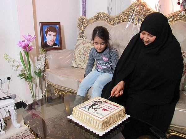 ماجرای نذر یک مادر شهید برای بوسه زدن به پای امام ماجرای نذر یک مادر شهید برای بوسه زدن به پای امام