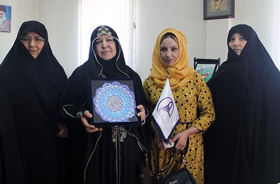 شجاعت زن مسلمان الگوی سوم (زن نه شرقی و نه غربی) حتی تجلیل دشمنان را برانگیخت شجاعت زن مسلمان الگوی سوم (زن نه شرقی و نه غربی) حتی تجلیل دشمنان را برانگیخت