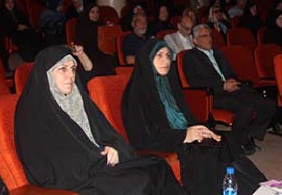 معاون امور زنان و خانواده ریاست جمهوری در همایش نقش آفرینی زنان در حماسه آزادسازی خرمشهر از زنان حماسه آفرین تجلیل کرد.