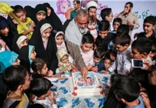 جشن و شادی فرزندان شهدای مدافع حرم در یک مراسم بدون سخنران