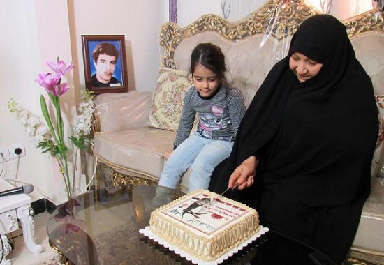 ماجرای نذر یک مادر شهید برای بوسه زدن به پای امام